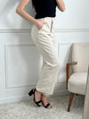Apportez une touche d'élégance à votre tenue avec le pantalon beige tailleur Salome ! Avec sa coupe droite et ses passants pour ceinture, il épouse vos courbes de manière flatteuse. Ses 2 poches à l'avant et son élastique au dos vous offrent un confort optimal pour éblouir en toute occasion. À porter avec le blazer Salome pour un look parfait