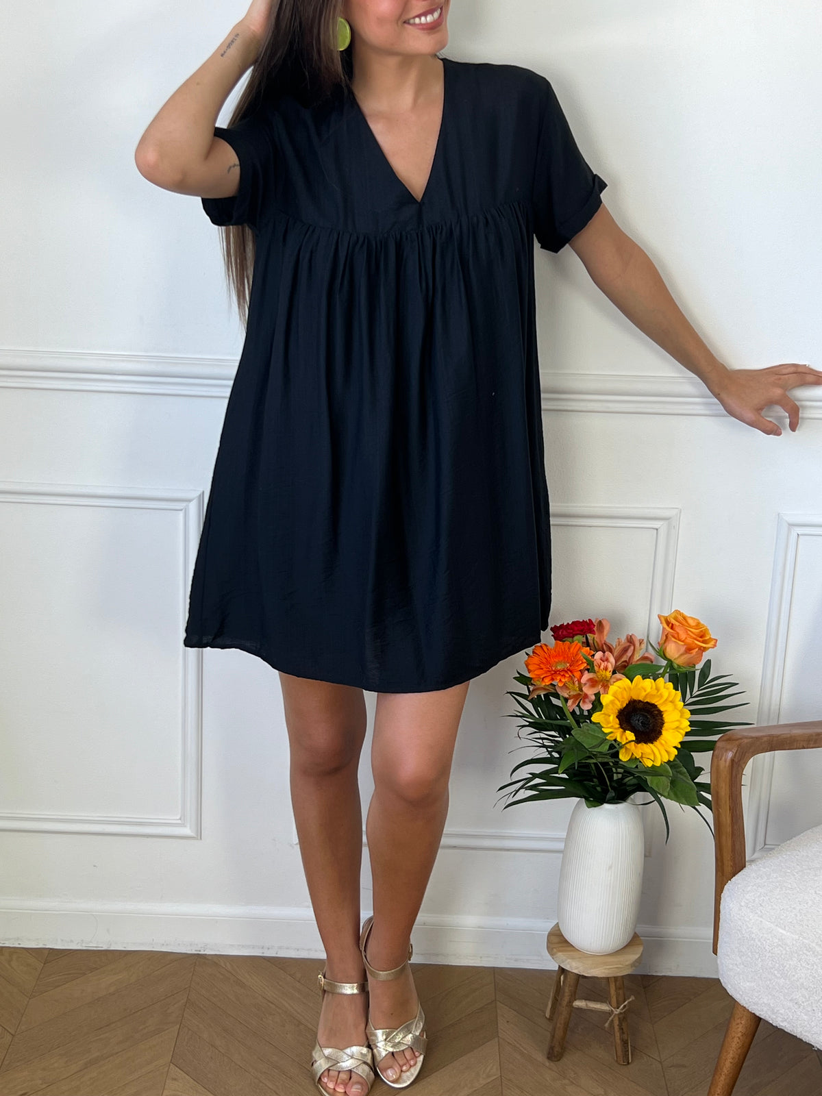 Découvrez notre sensationnelle robe short noire : Oriana ! Avec son col v élégant et son dos nu, elle est parfaite pour toutes les occasions. Soyez à la mode et confortable tout en respirant la confiance en vous !