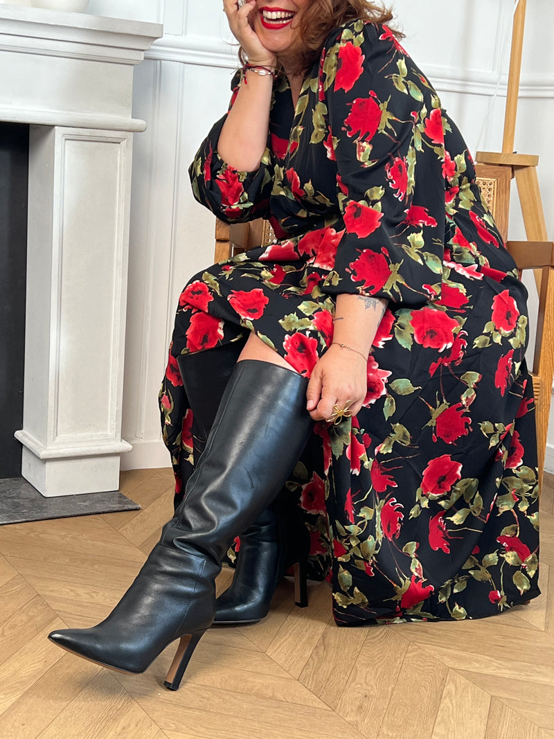 La robe longue grande taille Rosalina offre un confort ajusté grâce à son col cache-cœur, ses manches longues et son élastique à la taille. Son lien à nouer souligne la silhouette tandis que les motifs floraux illuminent votre style avec délicatesse.