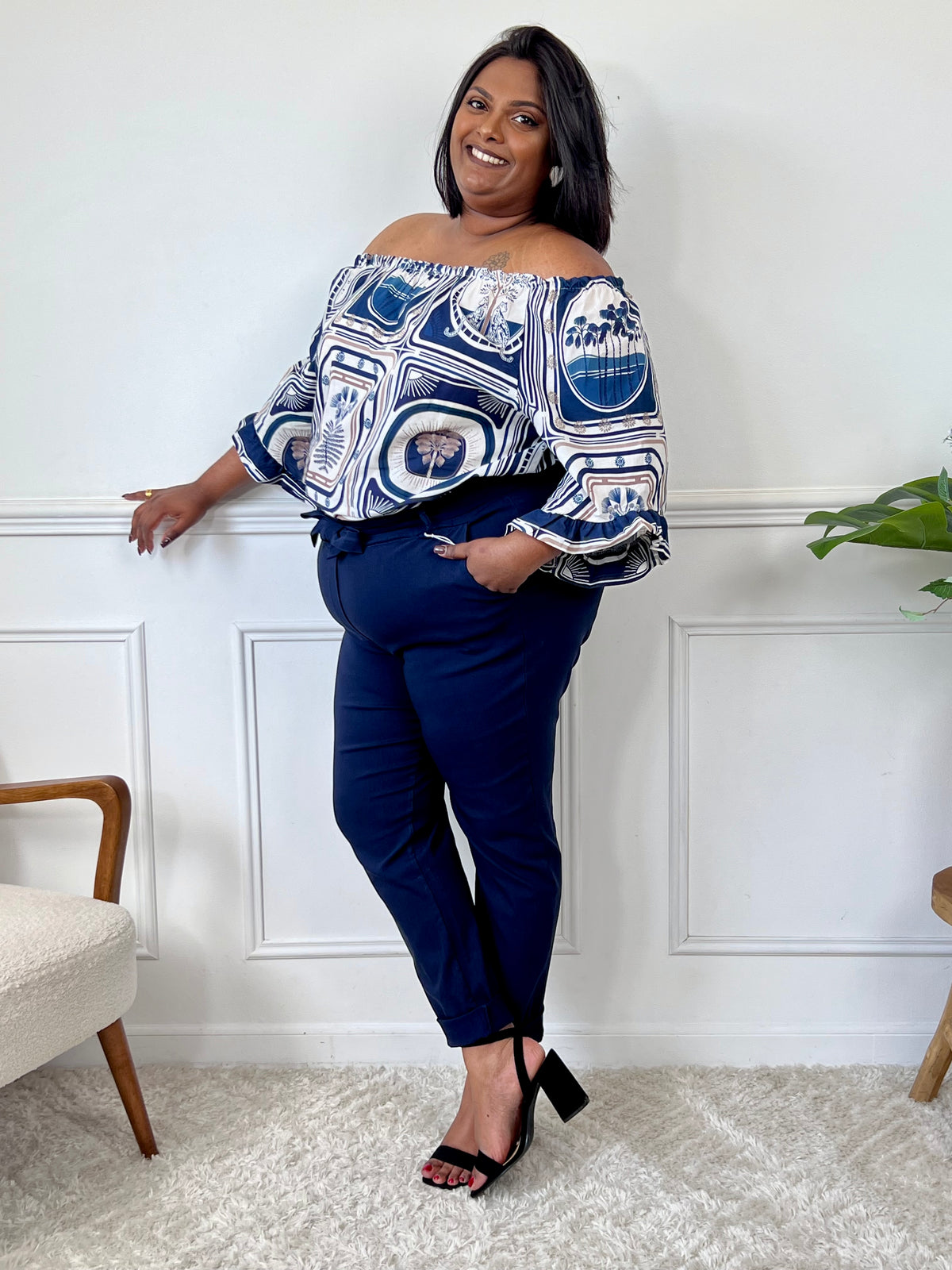 Mettez vos épaules en valeur avec notre blouse Nayla au col bateau élastique ! Avec son design original et motifs divers, cette blouse bleue à manches courtes vous rendra irrésistible.