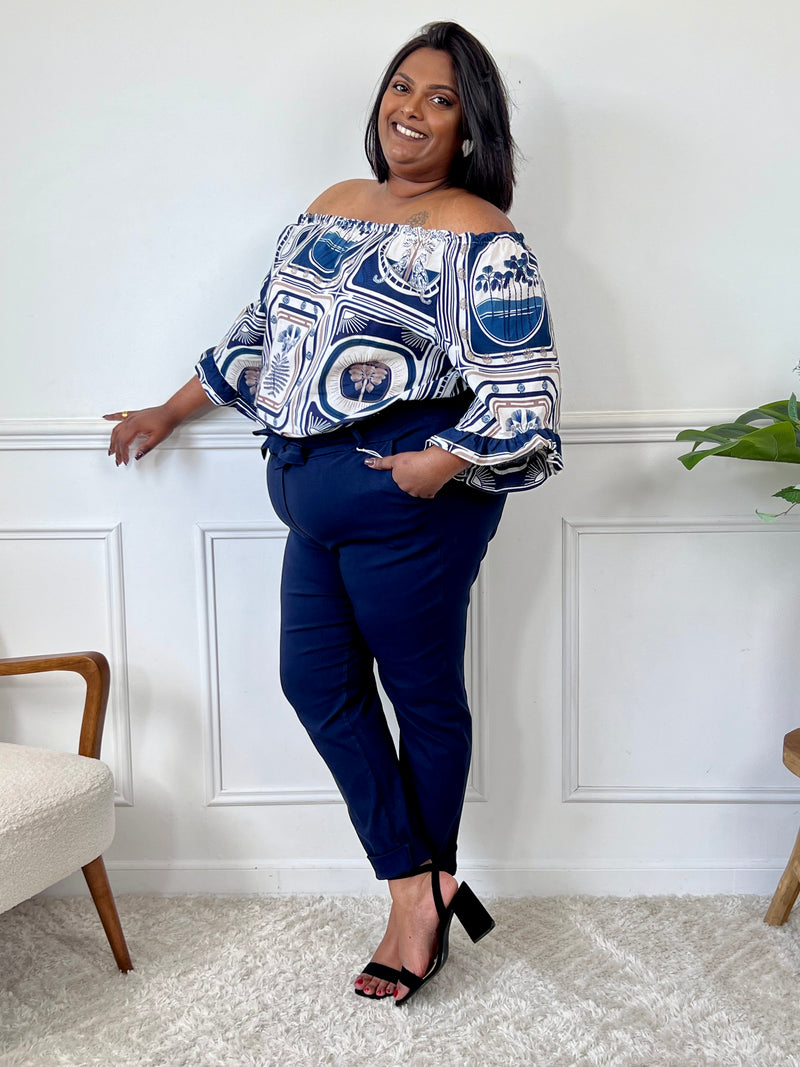 Mettez vos épaules en valeur avec notre blouse Nayla au col bateau élastique ! Avec son design original et motifs divers, cette blouse bleue à manches courtes vous rendra irrésistible.