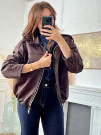 Cette veste bomber marron allie style et confort. Ses manches longues et sa base élastique resserrée assurent une tenue ajustée et agréable à porter.