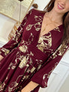 Robe longue bordeaux élégante aux détails dorés, idéale pour les occasions spéciales. Son col V et ses manches longues apportent une touche raffinée, tandis que l’élastique au dos assure un confort parfait. Entièrement doublée jusqu’à mi-longueur, elle allie style et aisance dans des nuances subtiles de bordeaux et doré.