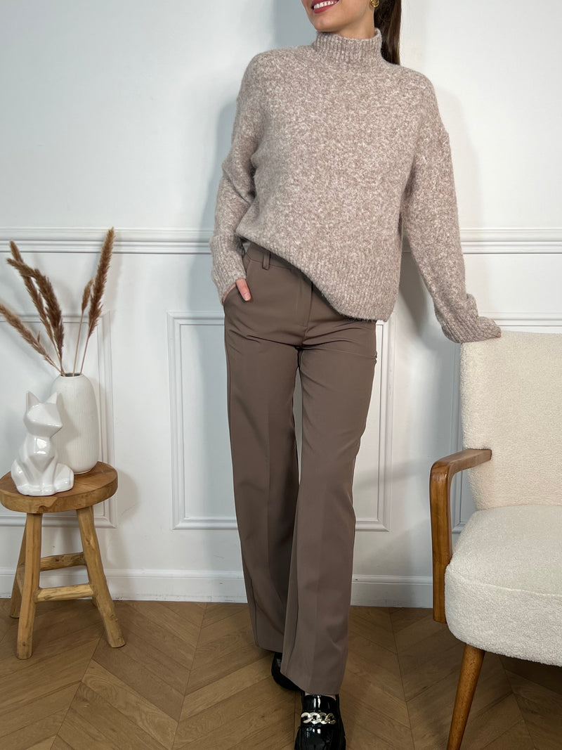 Affichez une allure sophistiquée avec notre pantalon cintré taupe. Une coupe élégante et intemporelle pour un style chic en toutes occasions.