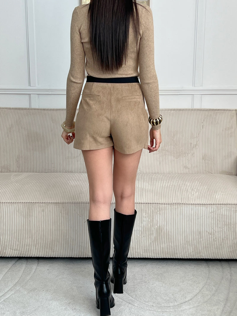 Confortable et élégant, ce gilet stretch taupe à manches longues épouse délicatement la silhouette. Une pièce douce et polyvalente, parfaite pour un look chic et décontracté au quotidien.