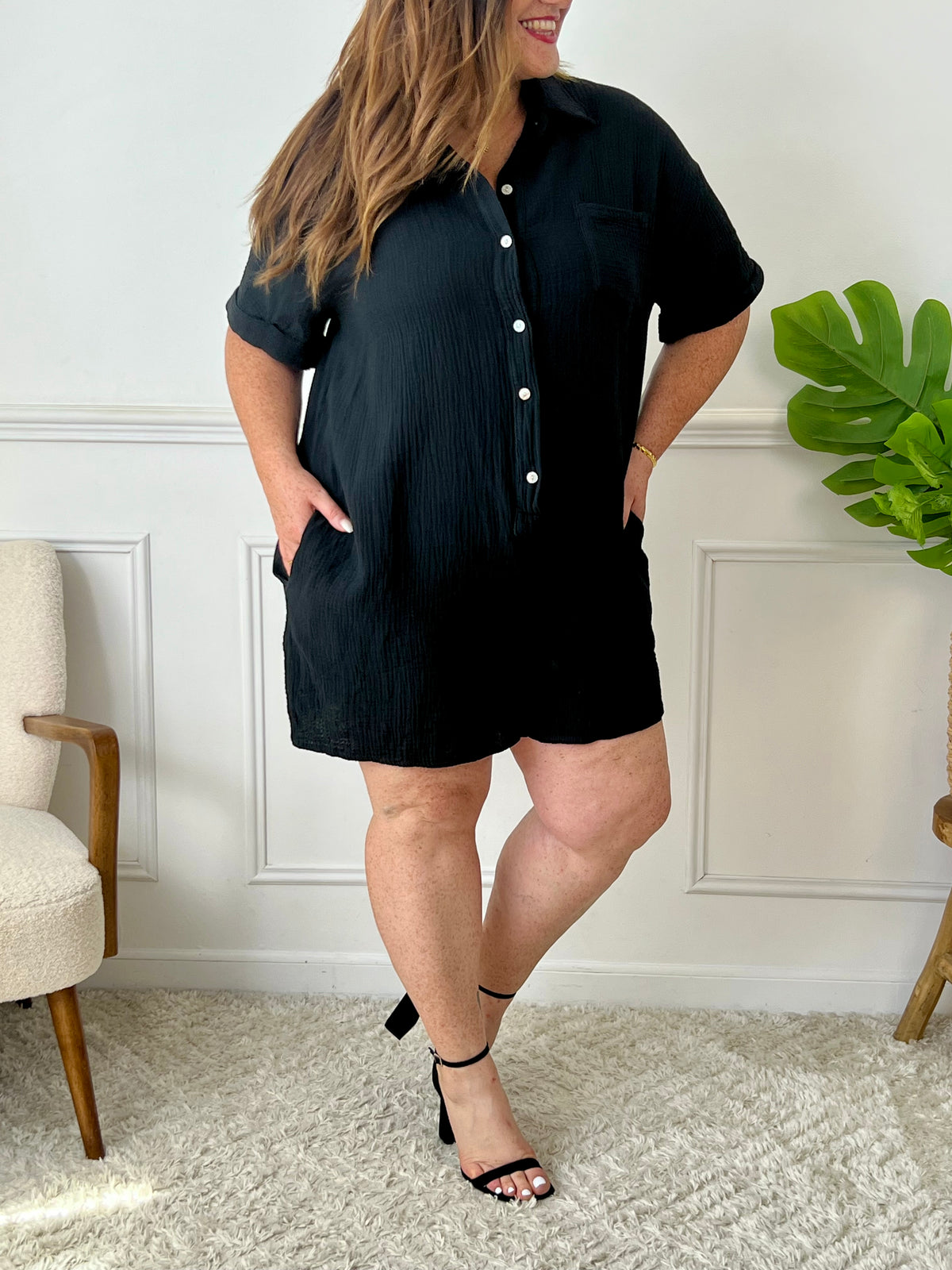 Allure décontractée et esprit bohème pour cette combi-short en gaze de coton noir. Sa coupe ample offre un confort absolu tout en mettant en valeur la silhouette avec légèreté et naturel, parfaite pour les journées ensoleillées.