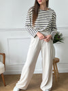 Transformez votre garde-robe avec le pantalon fluide beige Clélia. Élégant et polyvalent, ce pantalon mettra amplement en valeur votre silhouette grâce à sa ceinture amovible et ses 2 poches latérales pratiques. Un incontournable pour être stylé en toute occasion.