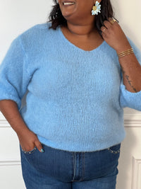 Découvrez notre pull Alyah&nbsp;en bleu ciel, un véritable cocon de douceur qui sublime votre silhouette avec ses manches 3/4 élégantes. Confectionné dans une matière incroyablement moelleuse, il allie confort et raffinement, parfait pour un look à la fois décontracté et sophistiqué.