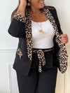Ce blazer noir grande taille, nommé Axella, allie élégance et originalité. Ses manches longues et ses deux poches factices sur le devant offrent une silhouette structurée, tandis que le détail léopard qui court le long des poches et des revers de manches apporte une touche audacieuse et moderne.