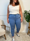 Ce pantalon stretch allie confort et style. Sa taille élastique et sa ceinture offrent un ajustement parfait. Avec ses poches pratiques volantées et son tissu extensible, il flatte toutes les silhouettes et s'adapte à toutes vos envies, chic ou décontractées.