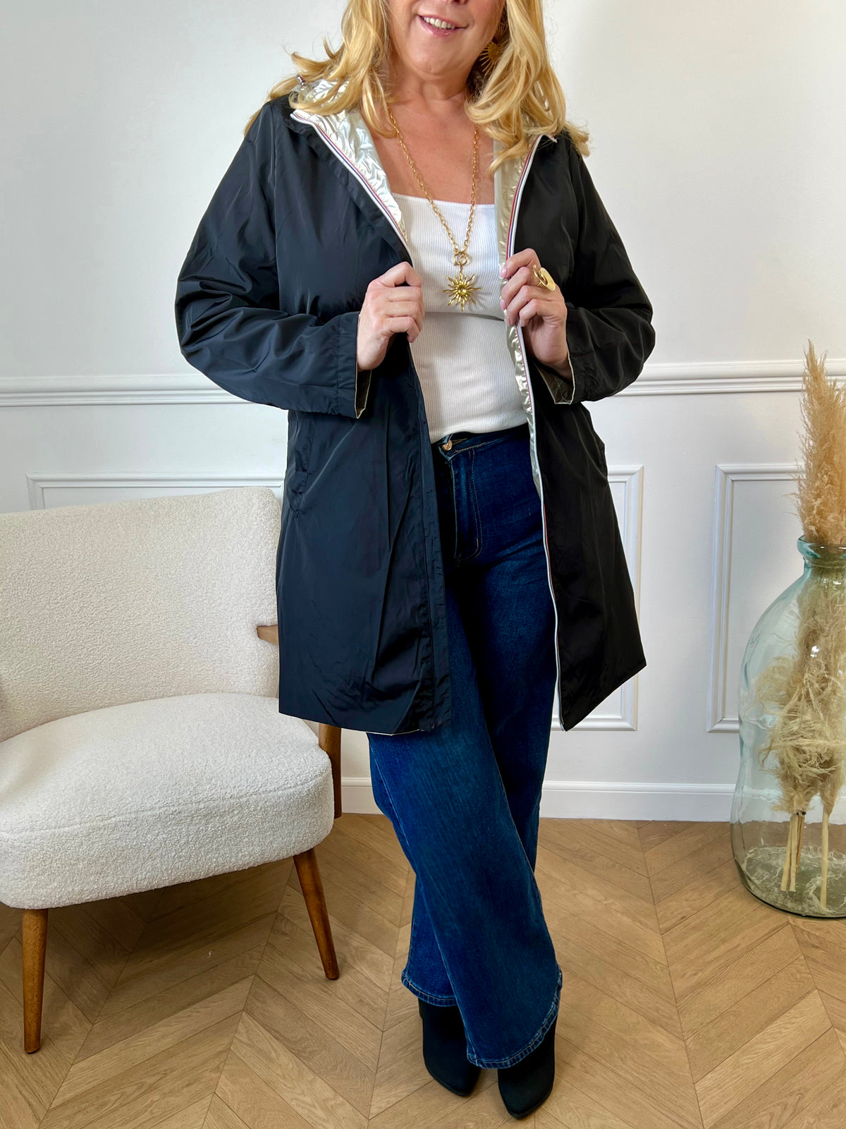 Parka imperméable et réversible au design audacieux : un côté noir classique et intemporel, l’autre doré pour briller sous la pluie. Une pièce pratique et tendance, qui s’adapte à toutes vos envies.