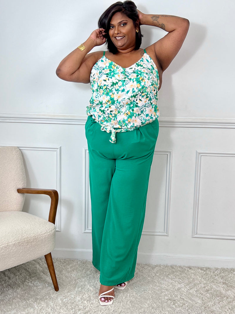 Ce pantalon vert grande taille Karoline est un essentiel pour toutes les femmes. Très confortable avec son élastique au dos et ses poches latérales à l'avant, il ajoute une touche de style avec sa ceinture amovible à motifs assortie avec le top Alena.