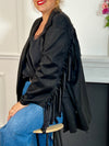 Cette veste noir en effet daim, ornée de franges au dos et aux manches, offre un style unique. Ses manches longues et ses poches latérales pratiques allient élégance et confort, idéale pour les grandes tailles.