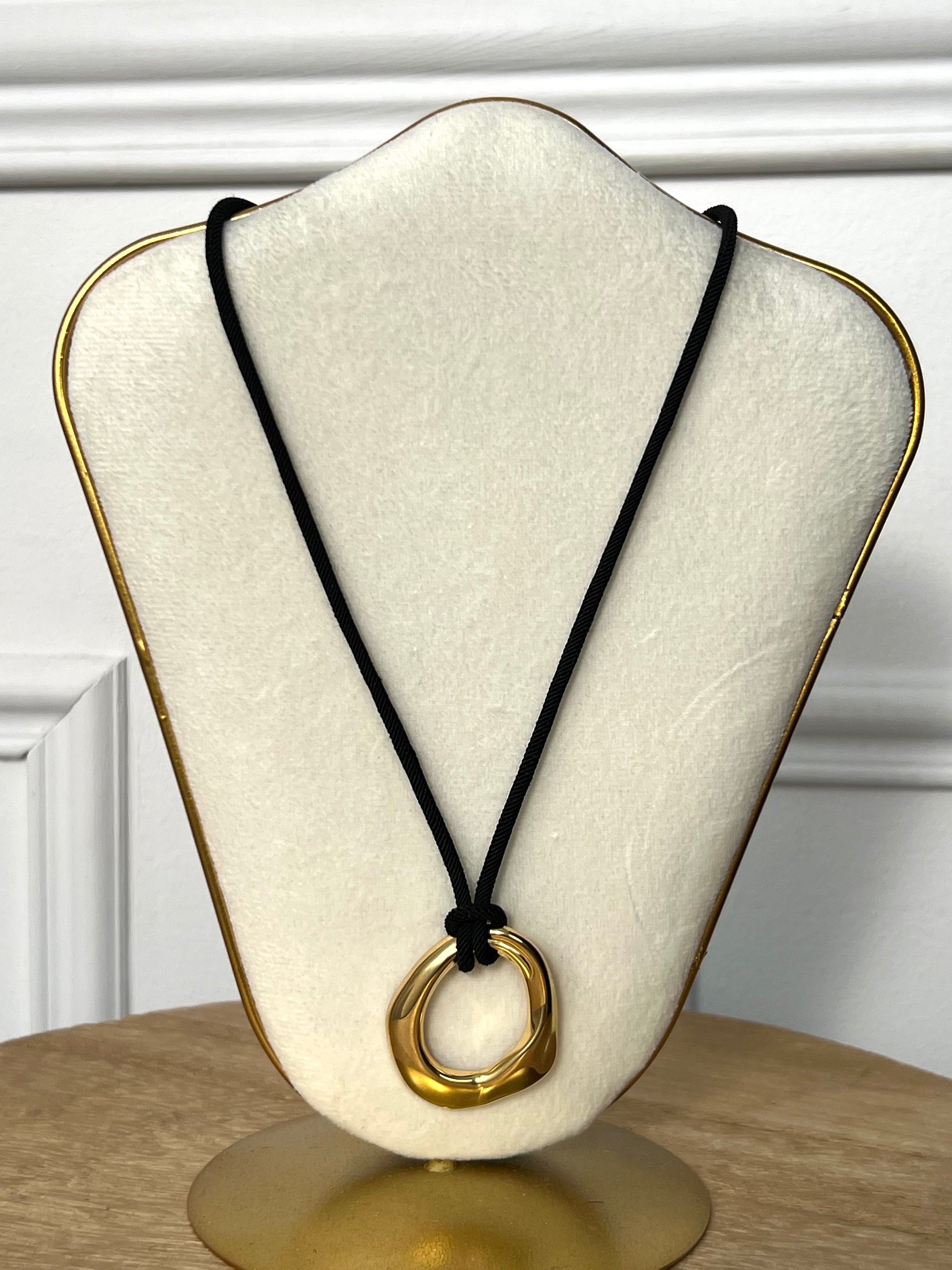 Collier noir doré : Minaya – Loïcia