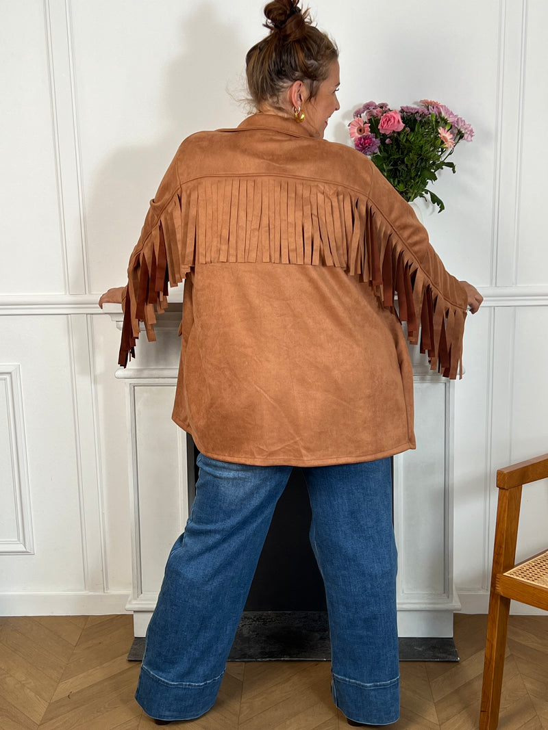 Cette veste camel en effet daim, ornée de franges au dos et aux manches, offre un style unique. Ses manches longues et ses poches latérales pratiques allient élégance et confort, idéale pour les grandes tailles.