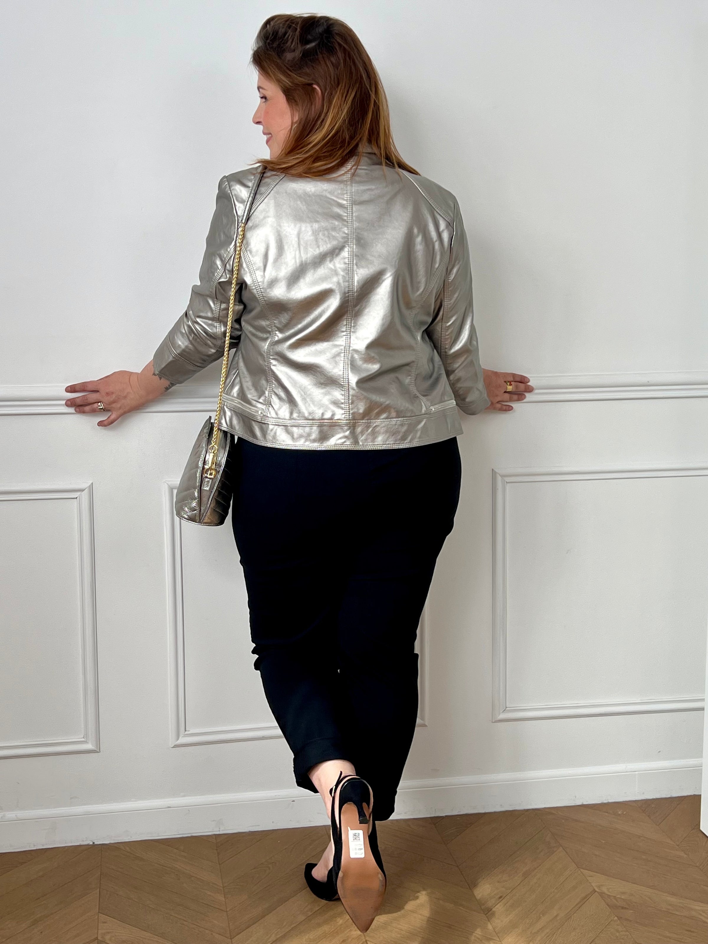 Perfecto argenté femme grande taille, une pièce audacieuse et tendance pour un look résolument moderne. Sa coupe cintrée met en valeur la silhouette, tandis que sa fermeture éclair et ses poches zippées ajoutent une touche rock et pratique. Sa couleur argentée apporte éclat et originalité à toutes vos tenues. Idéal pour sublimer un style chic avec une note glamour.