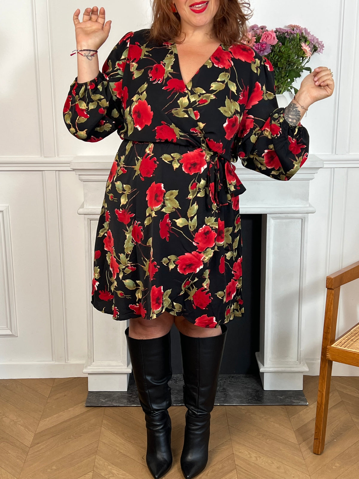 La robe courte grande taille Rosalina offre un confort ajusté grâce à son col cache-cœur, ses manches longues et son élastique à la taille. Son lien à nouer souligne la silhouette tandis que les motifs floraux illuminent votre style avec délicatesse.