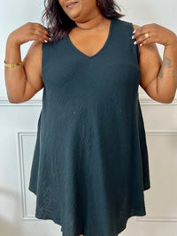 Élégante et légère, cette robe courte en gaze de coton noire est un essentiel du dressing. Sa matière douce et aérienne assure un confort absolu, tandis que sa coupe épurée en fait une pièce facile à porter, aussi bien en journée qu’en soirée.