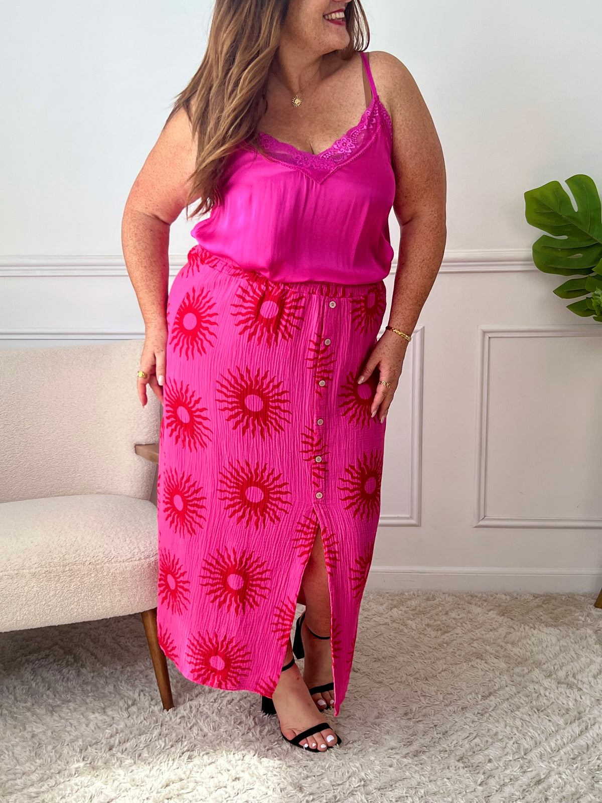 Sublimez votre allure avec ce top fuchsia, orné d'une délicate dentelle sur son col V et doté de bretelles réglables pour un ajustement parfait. Élégance et féminité au rendez-vous.&nbsp;