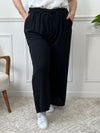 Ce pantalon noir grande taille Maloe est à la fois chic et décontracté. Fabriqué en gaze de coton, il est léger et confortable à porter toute la journée.