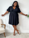 Cette robe courte noire allie confort et élégance grâce à sa taille élastique au dos qui s’adapte parfaitement à votre silhouette. Ses manches courtes et son col en V apportent une touche de fraîcheur, tandis que la doublure en bas assure un tombé fluide et agréable.