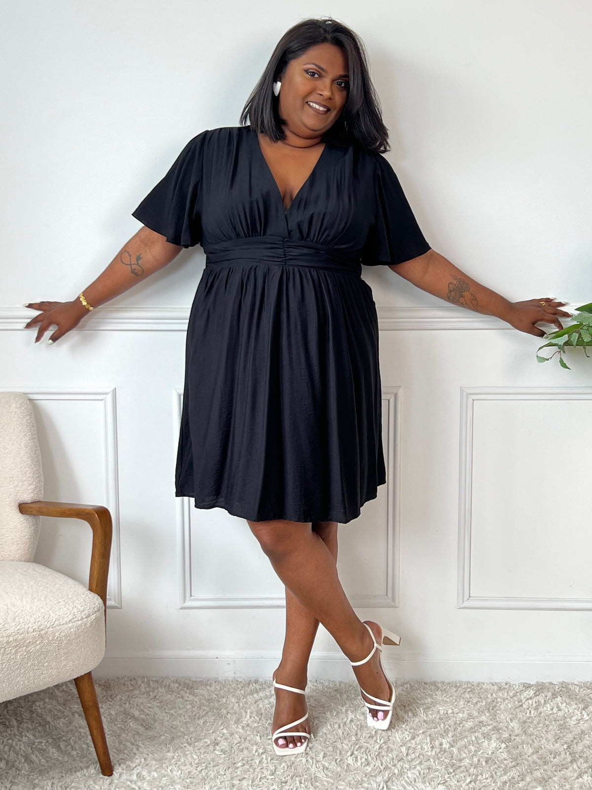 Cette robe courte noire allie confort et élégance grâce à sa taille élastique au dos qui s’adapte parfaitement à votre silhouette. Ses manches courtes et son col en V apportent une touche de fraîcheur, tandis que la doublure en bas assure un tombé fluide et agréable.