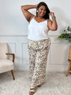 Pantalon Loresa au design élégant et confortable. Ses motifs fleuris sont tendances et il s'accompagne de plis raffinés qui apportent du mouvement à votre silhouette. La taille élastique avec lien de serrage réglable assure un confort optimal tout au long de la journée.
