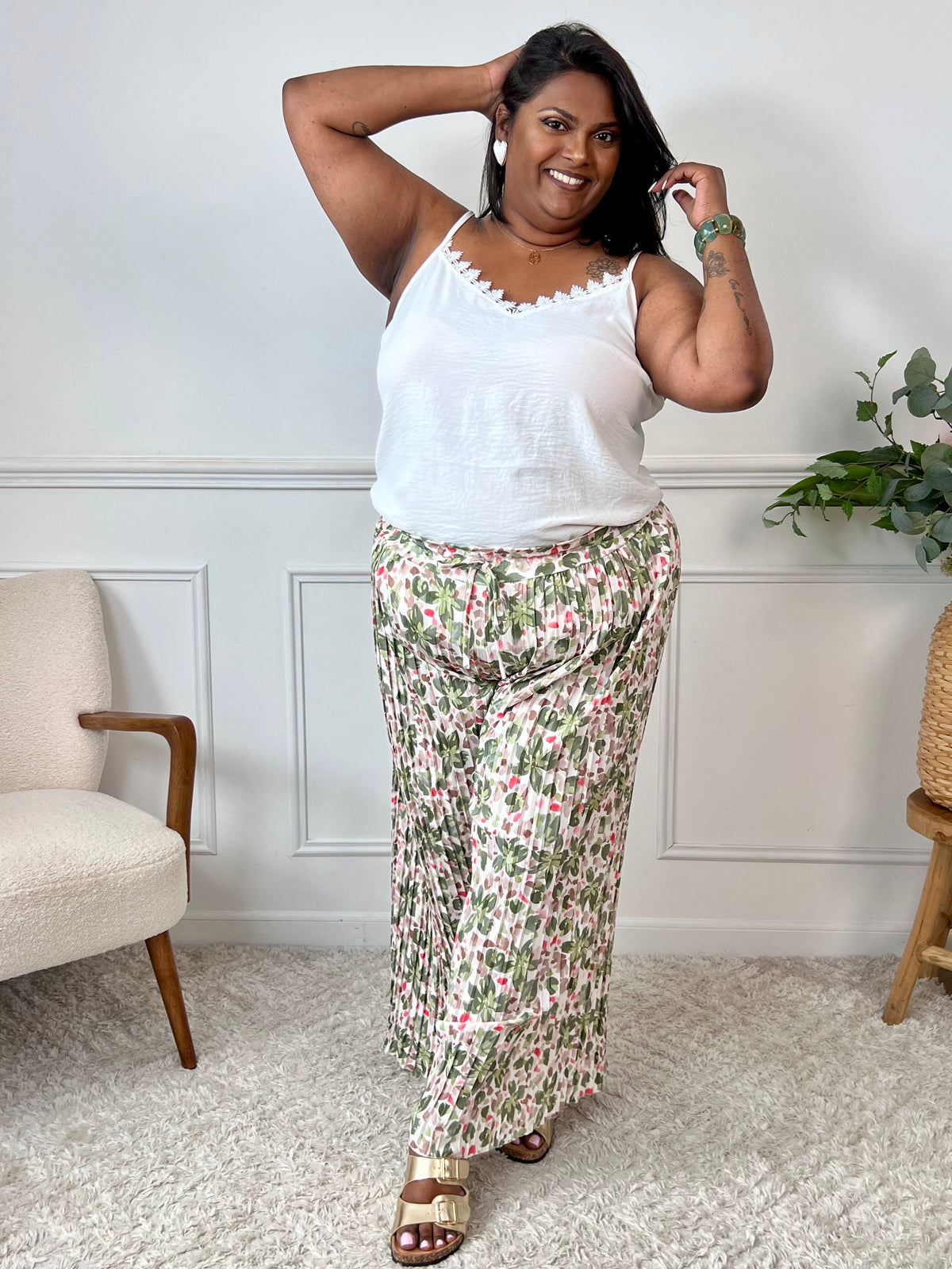 Pantalon Loresa au design élégant et confortable. Ses motifs fleuris sont tendances et il s'accompagne de plis raffinés qui apportent du mouvement à votre silhouette. La taille élastique avec lien de serrage réglable assure un confort optimal tout au long de la journée.