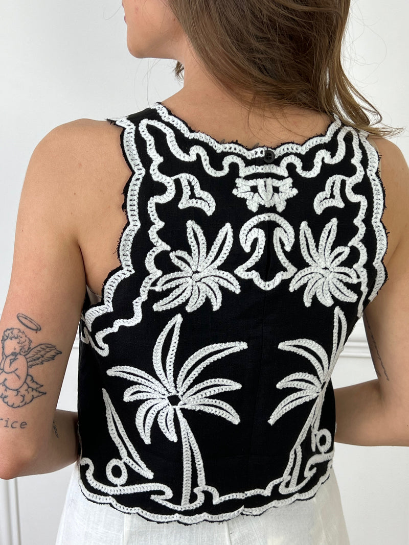  Transformez votre look avec notre top noir Elyane ! Son motif en broderie écru et son dos boutonné vous apporteront élégance et originalité. Sa coupe festonnée vous ajoutera une touche de féminité. Parfait pour toutes les occasions, ce top sera le nouveau must-have de votre garde-robe.