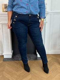 Découvrez notre tout nouveau jean bleu foncé Curve : Aurore ! Avec ses passants pour ceinture pratiques, ses 2 poches latérales avec détail bouton doré et ses 2 poches à l'arrière, ce jean sera votre nouveau meilleur ami pour un look tendance et fonctionnel. Faites-vous plaisir et adoptez-le dès maintenant !