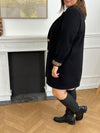 Élégant et raffiné, ce manteau mi-long noir séduit par ses détails sophistiqués. Ses manches à revers dévoilent un intérieur léopard chic et audacieux, offrant une touche de caractère subtile. Les boutons dorés amovibles, délicatement travaillés, viennent parfaire l’ensemble avec une note précieuse et intemporelle.