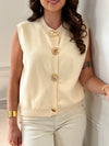 Gilet beige tout en douceur, subtilement rehaussé de détails dorés le long de la silhouette. Une pièce élégante et lumineuse, idéale pour réchauffer vos looks avec raffinement.