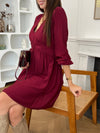 Élégante et féminine, cette robe courte dans les tons bordeaux/prune séduit par sa profondeur de couleur et sa coupe moderne. Son col V met en valeur le décolleté avec délicatesse, tandis que sa ligne épurée en fait une pièce idéale aussi bien pour une sortie habillée que pour une occasion plus décontractée.