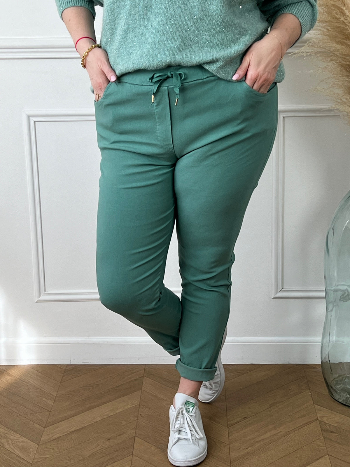 Optez pour l'élégance décontractée avec notre pantalon vert élastique à la taille. Confortable et chic, il s'adapte à toutes les occasions, alliant style moderne et bien-être absolu. Redéfinissez votre look avec notre pantalon Jack incontournable.