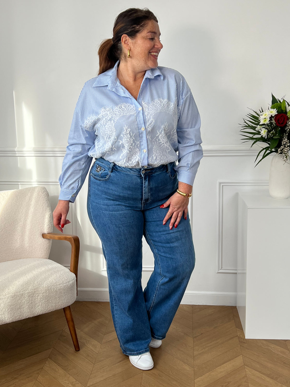 Profitez du style classique et confortable du jean évasé : Aurèle. Avec sa taille haute , ses deux poches pratiques et sa fermeture avec bouton, ce jean large femme offre un look tendance et décontracté.&nbsp;