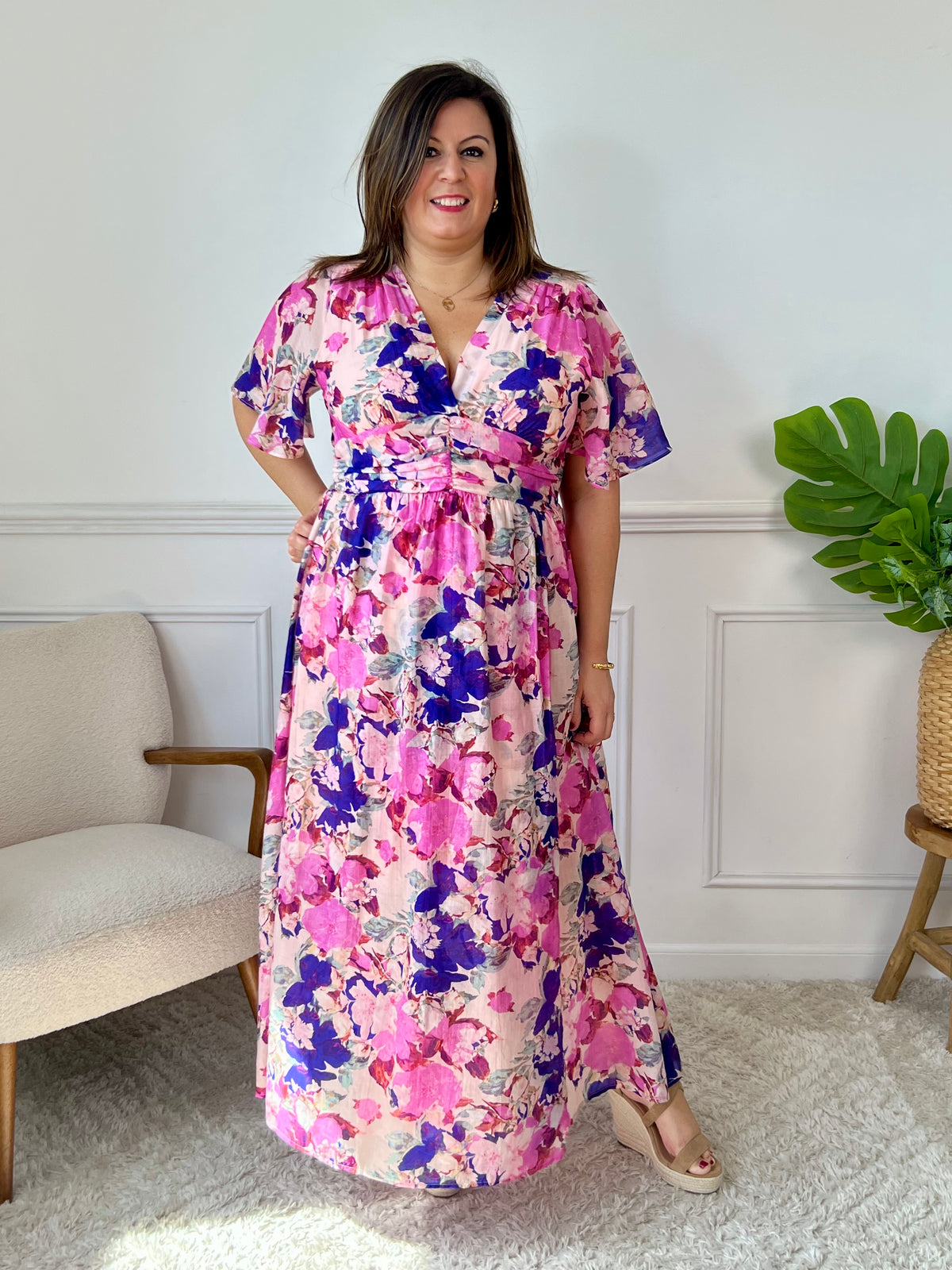 Féminine et pleine de peps, cette robe longue violette à motifs est cintrée à la taille pour sublimer la silhouette. Sa coupe élégante et son imprimé vibrant en font une pièce idéale pour apporter couleur et fraîcheur à votre look.