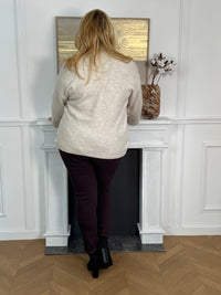 Chic et confortable, ce gilet beige séduit par ses jolis motifs en relief et ses liens de serrage à l’avant. Une pièce élégante et féminine, parfaite pour un look à la fois cosy et raffiné.