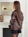 Élégante et originale, cette veste marron aux légers reflets bordeaux séduit par son jeu de nuances raffinées. Dotée de deux poches pratiques à l’avant, elle allie style et fonctionnalité pour sublimer vos looks du quotidien.