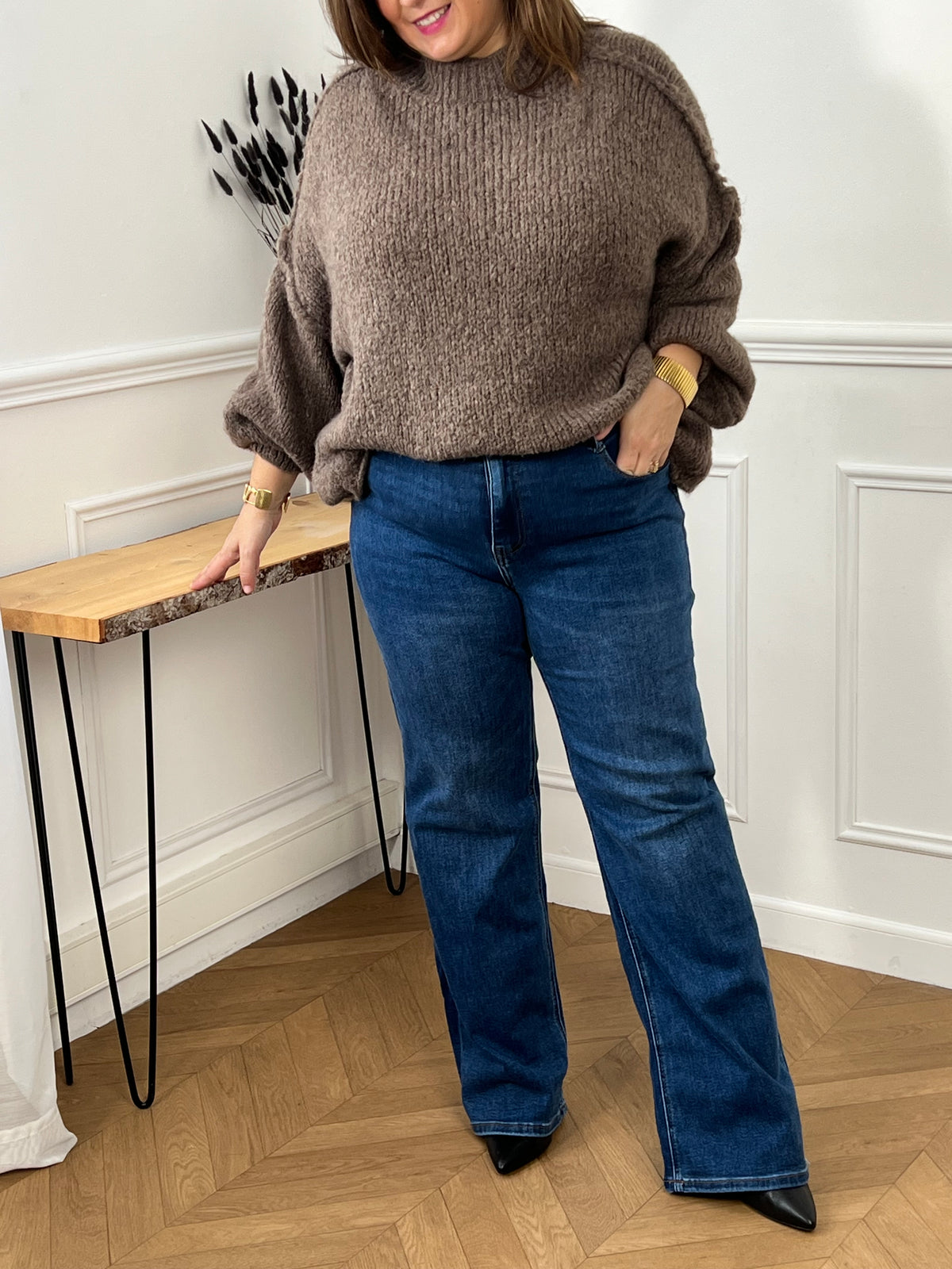 Ce jean Tall est spécialement conçu pour les femmes grandes, offrant une coupe élégante et confortable. Il dispose de deux poches à l'avant et à l'arrière pour ranger vos essentiels, ainsi qu'une fermeture éclair avec bouton pour un ajustement facile.&nbsp;