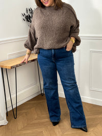 Ce jean Tall est spécialement conçu pour les femmes grandes, offrant une coupe élégante et confortable. Il dispose de deux poches à l'avant et à l'arrière pour ranger vos essentiels, ainsi qu'une fermeture éclair avec bouton pour un ajustement facile.&nbsp;