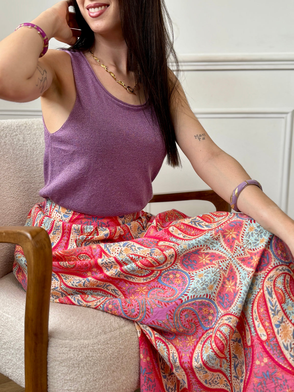 Ce débardeur lilas pour femme allie confort et élégance avec son col rond devant et derrière. Ses bretelles fines offrent une silhouette légère, tandis que sa composition mêlant polyester, polyamide, acrylique et laine assure douceur et chaleur.