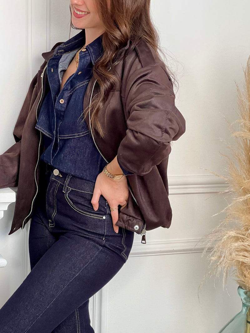 Cette veste bomber marron allie style et confort. Ses manches longues et sa base élastique resserrée assurent une tenue ajustée et agréable à porter.