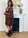 Adoptez un style chic avec cette robe courte marron grande taille à manches courtes et col rond. Son nœud motif léopard sur le devant apporte une touche élégante et tendance. Confectionnée dans une matière épaisse et confortable, elle est disponible en noir, marron et beige.