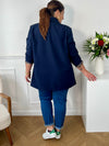 Ce blazer bleu avec détail léopard est un incontournable de votre garde-robe. Les épaulettes et le détail léopard aux manches ajoutent une touche d'élégance et de sophistication à votre tenue. Idéal pour un look professionnel ou pour une soirée spéciale. Impressionnez avec le blazer Evan !