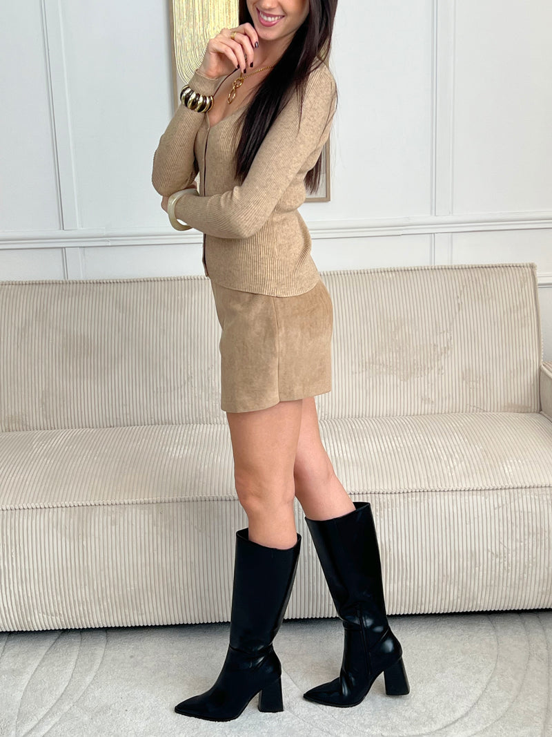 Confortable et élégant, ce gilet stretch taupe à manches longues épouse délicatement la silhouette. Une pièce douce et polyvalente, parfaite pour un look chic et décontracté au quotidien.