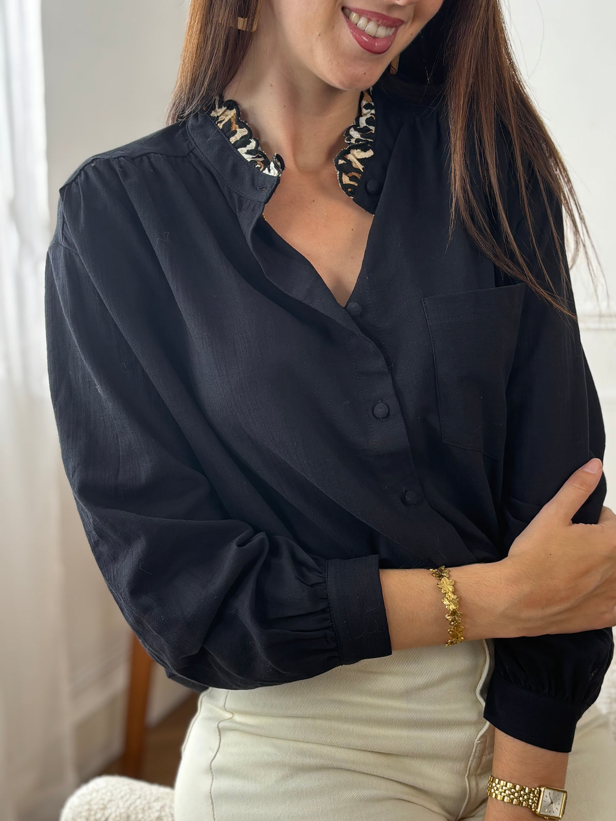 Avec ses détails léopards au col et ses boutons aux manches, ce chemisier apportera une touche d'originalité à votre tenue. Idéal pour une tenue de travail ou une soirée élégante !