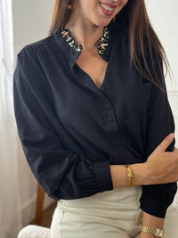 Avec ses détails léopards au col et ses boutons aux manches, ce chemisier apportera une touche d'originalité à votre tenue. Idéal pour une tenue de travail ou une soirée élégante !