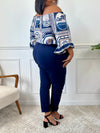 Mettez vos épaules en valeur avec notre blouse Nayla au col bateau élastique ! Avec son design original et motifs divers, cette blouse bleue à manches courtes vous rendra irrésistible.