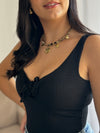 Ce body noir décolleté est parfait pour les femmes. Avec son col en V, il apporte une touche élégante et sensuelle. Le lien qui noue le décolleté ajoute une touche de charme. Sans manches, il est idéal pour les sorties en soirée. Ajoutez un peu de noir à votre garde-robe avec le body Louve !