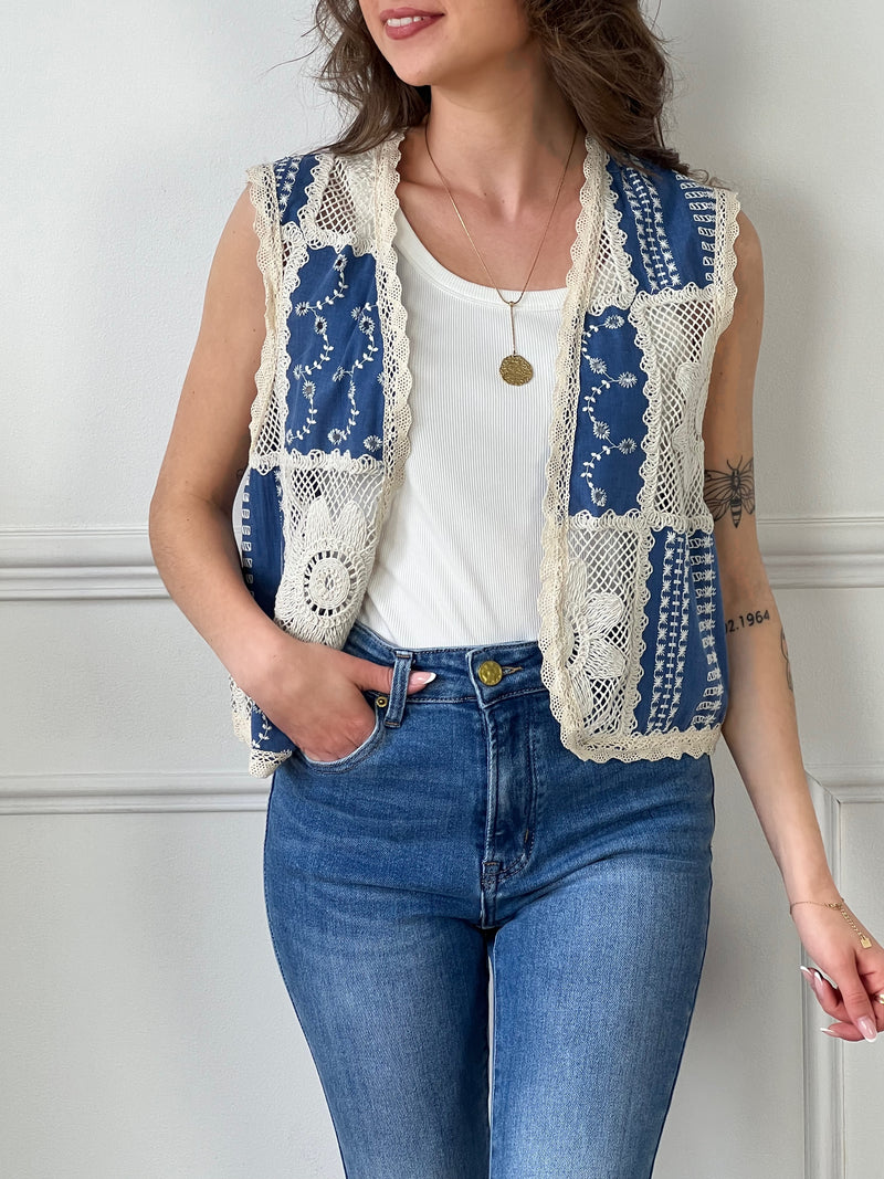 Découvrez notre gilet crochet bleu et écru : Izio ! Élégant et léger, ce gilet ajouré ajoute une touche de style à toutes vos tenues.&nbsp;